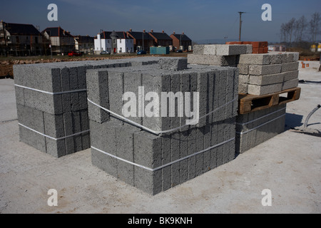 Pila di brezza edificio in calcestruzzo blocchi sulla costruzione dell'edificio sito in Irlanda del Nord Regno Unito Foto Stock