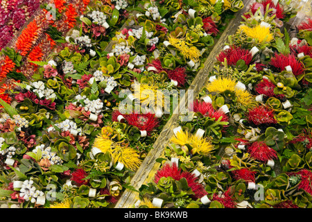 Floral leis e haku pronti per la vendita da parte di fornitori a Merrie Monarch Festival in Hilo, Hawaii. Foto Stock