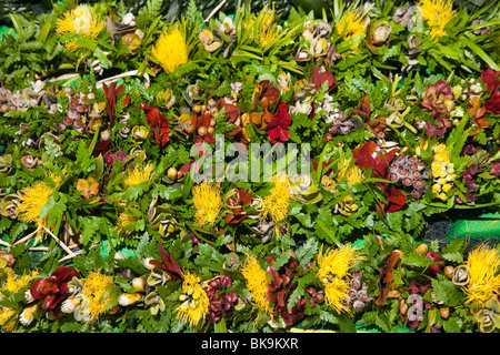 Floral leis e haku pronti per la vendita da parte di fornitori a Merrie Monarch Festival in Hilo, Hawaii. Foto Stock