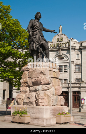 Statua di William Wallace con il teatro di sua Maestà in background, Aberdeen, Scozia Foto Stock