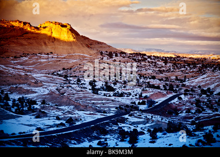 Il sole tramonta sulla Utah's Scenic Byway 12, tra l'Escalante foresta pietrificata e il Parco nazionale di Capitol Reef. Foto Stock