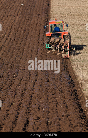 Arando un campo stuble dal fiume Tay in Fife, Scozia Foto Stock