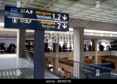 Segno direzionale presso l'aeroporto internazionale Charles de Gaulle Paris regione Ile-de-France Francia Europa Foto Stock