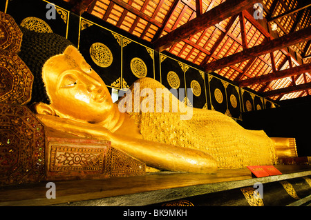 Buddha reclinato al Wat Chedi Luang Wora Wihan tempio buddista in Chiang Mai, Thailandia. Foto Stock