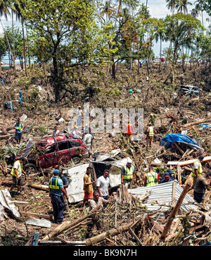 La ricerca di sopravvissuti dopo lo tsunami del 2009, Samoa Foto Stock