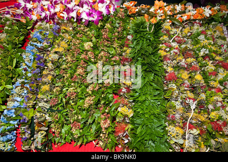 Floral leis e haku pronti per la vendita da parte di fornitori a Merrie Monarch Festival in Hilo, Hawaii. Foto Stock