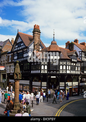 Consente di visualizzare le righe su un angolo del Bridge Street e Eastgate Street nella città storica di Chester Foto Stock