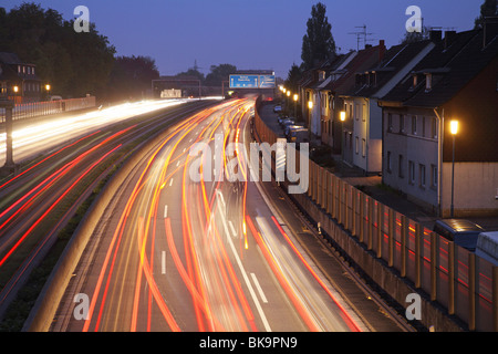 Il traffico sulla autostrada A40, Essen, Germania Foto Stock