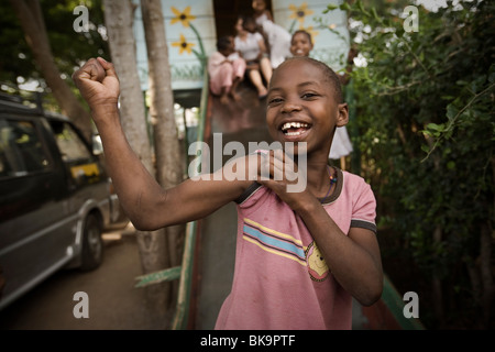 Bambino in un orfanotrofio - Tanzania Africa orientale Foto Stock