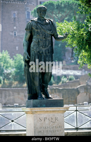 Statua di bronzo di Imperatore Giulio Cesare, Foro di Cesare, Via dei Fori Imperiali di Roma, Lazio, l'Italia, Europa Foto Stock