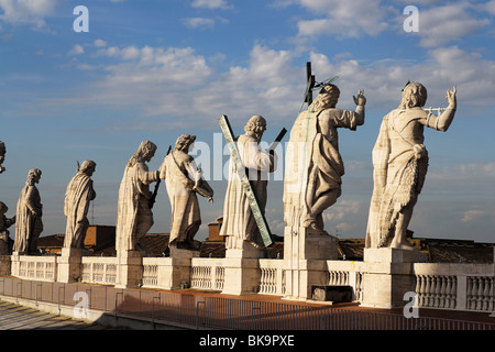 Le statue sulla Basilica di San Pietro e la Città del Vaticano, Roma, Italia Foto Stock