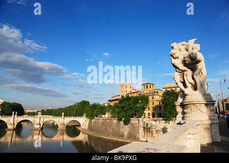 Vista sul fiume Tevere a Ponte Sant'Angelo, Roma, Italia Foto Stock