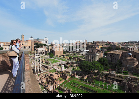 Giovane gode di vista sul Foro Romano, Roma, Italia Foto Stock