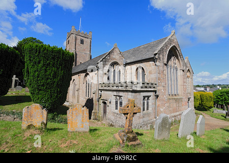 Chiesa parrocchiale di San Michele Arcangelo e il cimitero, Chagford, Dartmoor Devon, Inghilterra, Regno Unito Foto Stock