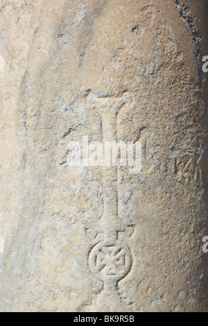 Incisioni su un pilastro presso le rovine della st. Johns Basilica costruita nel V secolo D.C. dall'imperatore Giustiniano Foto Stock