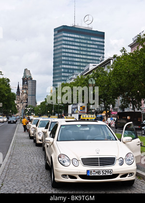 Taxi allineate su Tauentzienstrasse, Berlin, Germania con il Kaiser Wilhelm Gedachtniskirche e Europa Center dietro Foto Stock