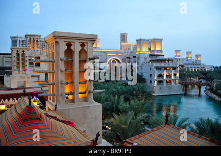 Ricostruito torri del vento in l'ultima luce del giorno, Madinat Jumeirah Resort, Dubai, Emirati Arabi Uniti, Arabia, Middl Foto Stock