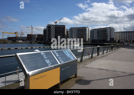 Nuovo arco appartamenti in costruzione nel bacino abercorn in titanic quarter fiume Lagan waterfront belfast Foto Stock