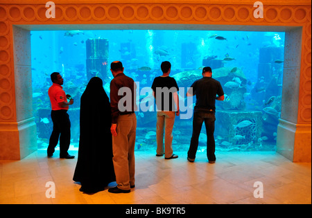 Un enorme acquario di acqua salata dell'Hotel Atlantis Palm Jumeirah, Dubai, Emirati Arabi Uniti, in Arabia, in Medio Oriente, Orient Foto Stock