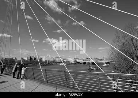 Cavo a hungerford alloggiato il Footbridge estate london thames di fiume crossing Foto Stock