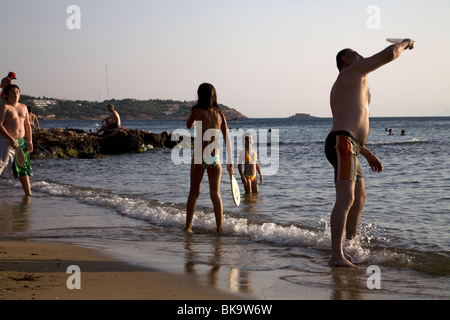 La gente sulla spiaggia Vouliagmeni Attica Grecia Foto Stock