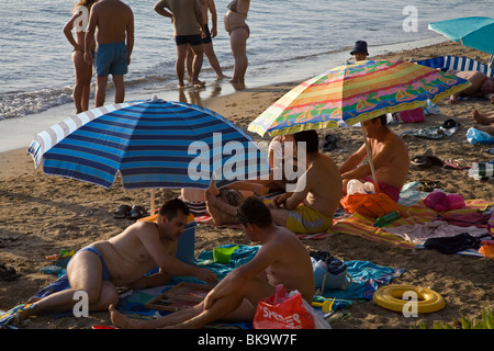 La gente sulla spiaggia Vouliagmeni Attica Grecia Foto Stock