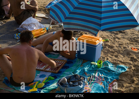 La gente sulla spiaggia Vouliagmeni Attica Grecia Foto Stock