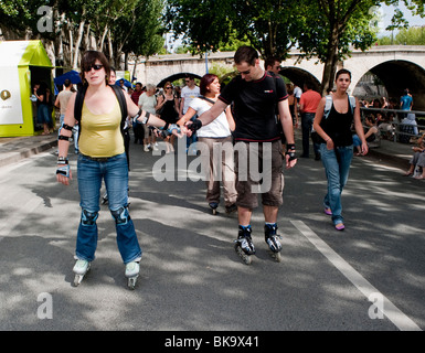 Grande affollamento di persone che viaggiano su ruote, Festival estivo urbano di Parigi, "Paris Plages", lungo la Senna, attività extracurriculari per adulti Foto Stock