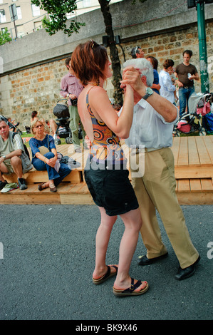 Coppie danzanti su urbano di Parigi Festival Estivo, 'Paris Plage' lungo la Senna Quay Foto Stock