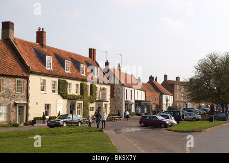 L'Hoste bracci sul verde, nel centro del quartiere alla moda di Burnham Market NORFOLK REGNO UNITO Foto Stock