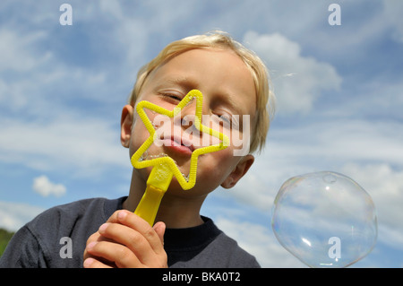 Ragazzo soffiare bolle, Norrkoeping, Ostergotlands Lan, Svezia Foto Stock