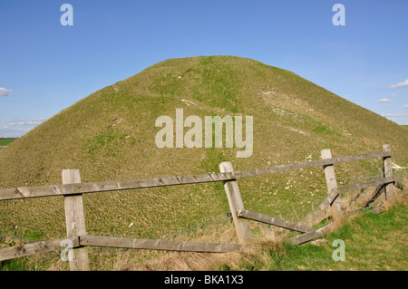 Silbury Hill, nei pressi di Avebury, Wiltshire, Inghilterra, Regno Unito Foto Stock