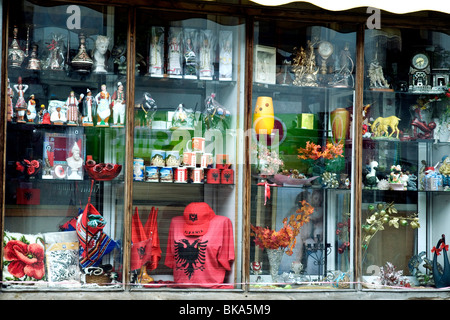 Un fuori-stagione shopwindow display del turista tat (compresi Enver Hoxha tazze) in Argirocastro, un illustre città Albanese Foto Stock