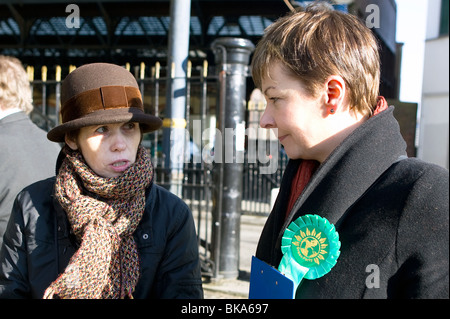 Caroline Lucas Prospective MP, leader fo il partito dei Verdi e deputato europeo milita in Brighton prima del 2010 elezione generale. Foto Stock