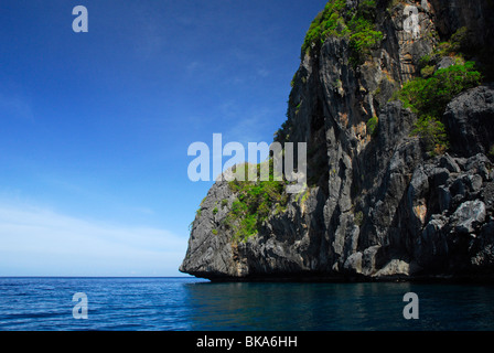 Isola di calcare nei pressi di El Nido, PALAWAN FILIPPINE, sud-est asiatico Foto Stock