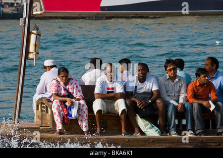 Passeggeri barche Dhow Dubai Foto Stock