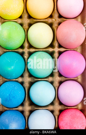 Le uova di pasqua uova colorate Foto Stock