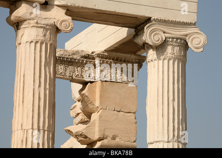 Colonne ioniche del Erechtheum nell'Acropoli di Atene in Grecia. Foto Stock