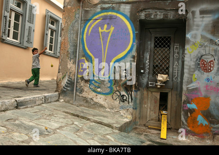 Street graffiti in Anafiotika trimestre in Atene in Grecia. Foto Stock