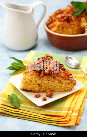 Pan di Spagna con noci e mele. Ricetta disponibile. Foto Stock