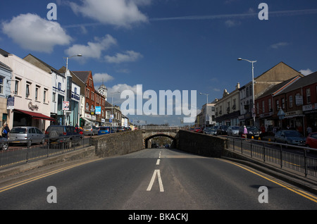 La strada principale di banbridge dotato del ponte downshire conosciuto localmente come il taglio Banbridge town county down Irlanda del Nord Foto Stock