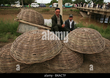 Cestello venditore nel villaggio di Mirbazar vicino a Bukhara, Uzbekistan. Foto Stock