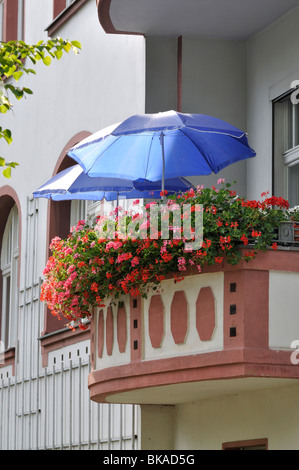 Balcone con gerani Foto Stock