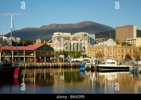 Mt Wellington, Museo della Tasmania, Hobart CBD e barche da pesca, riflessa in Victoria Dock, Hobart, Tasmania, Australia Foto Stock