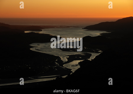 Il tramonto del Mawddach Estuary guardando verso Barmouth e l'Atlantic Oceon Foto Stock