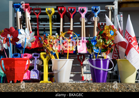 La spiaggia dei bambini giocattoli per vendita in Hunstanton promenade, Norfolk, Inghilterra Foto Stock