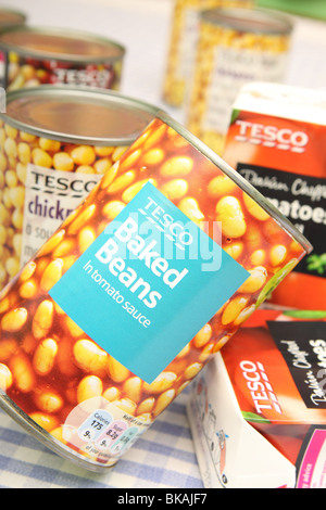 Tesco a proprio marchio di fagioli cotti al forno barattolo di latta e altri prodotti Foto Stock