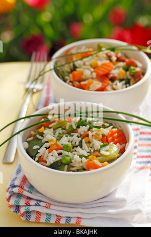 Riso con verdure, molla aglio e prosciutto. Ricetta disponibile. Foto Stock