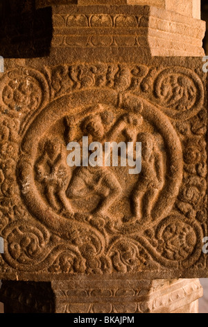 I dettagli delle colonne del tempio di Airatesvara in Dharasuram, Kumbakonam, Tamil Nadu, India Foto Stock