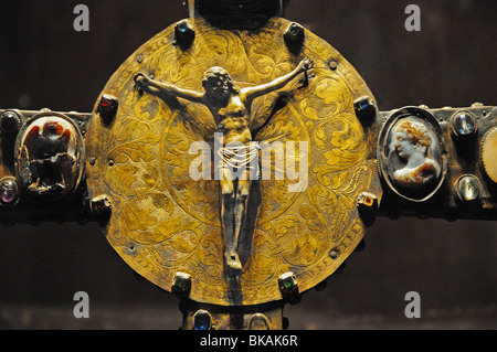 Dettaglio 8 di legno decorato croce di Desiderio che mostra il XVI secolo tondo del crocifisso del Museo di Santa Giulia di Brescia Italia Foto Stock